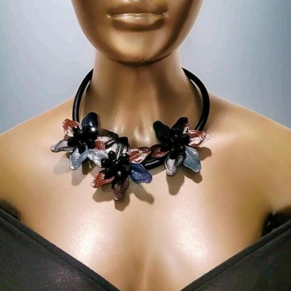 NWT Amrita Singh Beaded Multicolor Floral Runway Statement Necklace